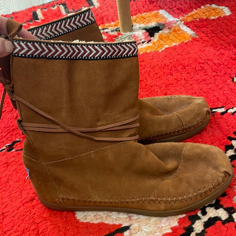 Toms fur lined booties. W10